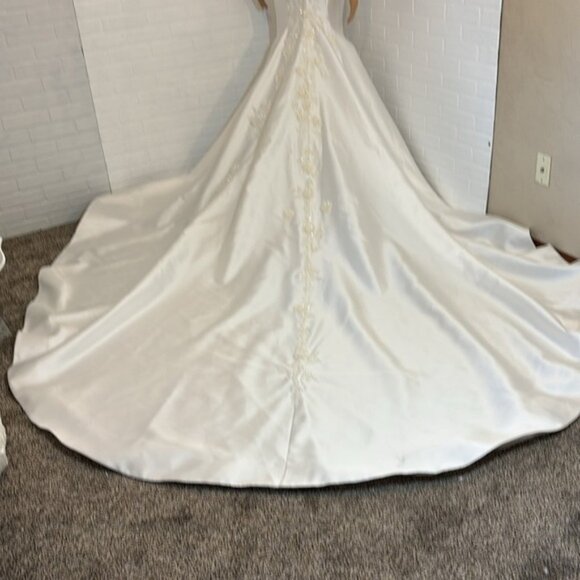 Isabella Talya Wedding Dress Fit & Flare with Train size 6 Mikado blend - Picture 6 of 16